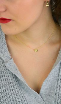 Elegancki naszyjnik damski Nomination Italy z kolekcji Petit Sparkle. Srebro 925 pozłacane 18K złotem, ozdobny kwiatek zdobiony cyrkoniami. Regulowana długość 38–44 cm. Idealny prezent z certyfikatem autentyczności (1).JPG